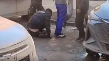 Фотография к новости: Избившие полицейского в Костанае извинились на камеру