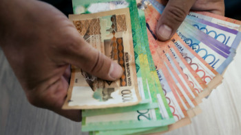 Фотография к новости: Тенге укрепляется: доллар снова снизился