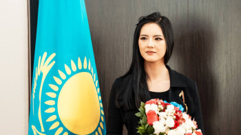 Фотография к новости: Блогер из Китая награждена орденом «Достық» II степени от имени Главы государства