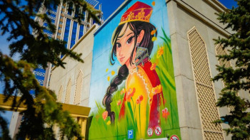 Фотография к новости: Весенний мурал появился на фасаде одного из зданий в Астане