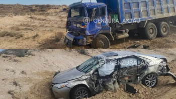 Фотография к новости: В Мангистау Toyota Camry вылетела в кювет после столкновения с грузовиком