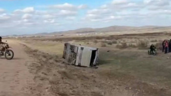 Фотография к новости: В Карагандинской области перевернулся вахтовый автобус с рабочими