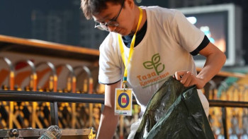 Фотография к новости: Болельщики и волонтеры убрали стадион после матча «Кайрат» — «Астана» в Алматы