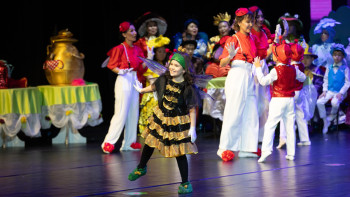 Фотография к новости: В Астане с аншлагом прошел инклюзивный спектакль «Муха-Цокотуха» с участием детей с РАС 