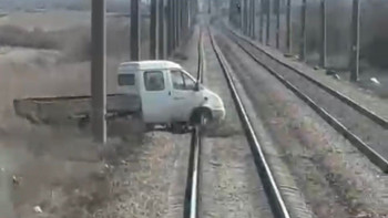 Фотография к новости: «ГАЗель» едва не попала под электровоз на участке Караганда –  Астана