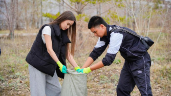 Фотография к новости: В столице прошел субботник на набережной Есиля