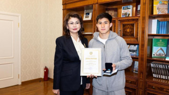 Фотография к новости: Дастана Сатпаева наградили молодежной госпремией «Дарын»