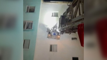 Фотография к новости: Спасатели вывели людей из горящего дома в Сатпаеве