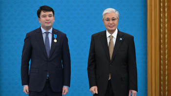 Фотография к новости: Токаев наградил ученого из Академии госуправления медалью «Ерен еңбегі үшін»