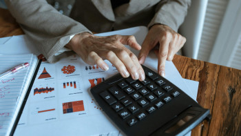 Фотография к новости: 132 тысячи казахстанцев могут обнулить пенсионные счета — Минтруда изменит формулу порогов