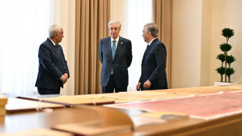 Фотография к новости: Президент Узбекистана передал Токаеву исторические документы