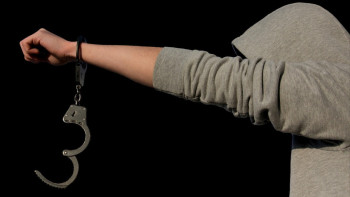 Фотография к новости: В автомобиле алматинца обнаружили наркотики на 25 млн тенге и оружие