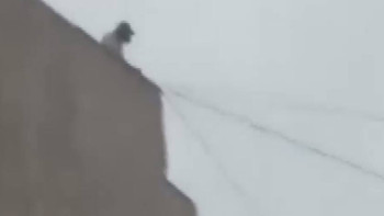 Фотография к новости: Молодая девушка сидела на краю крыши в Караганде