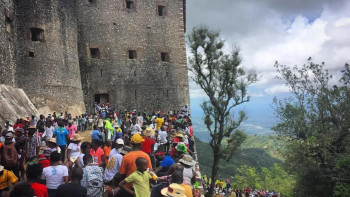 Фотография к новости: 30 человек погибли в давке у старинной крепости в Гаити