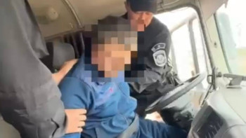 Фотография к новости: В Атырау полицейские спасли водителя грузовика, потерявшего сознание за рулём