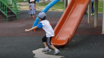 Фотография к новости: В Караганде мужчина напал на подростка на детской площадке — начата проверка