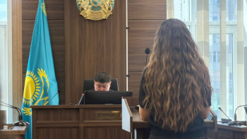 Фотография к новости: В суде начался допрос блогера Эльмиры Толегеновой