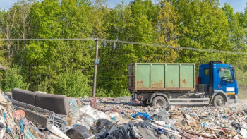 Фотография к новости: Водителей наказали за выгрузку стройматериалов в Астане