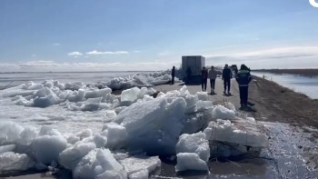 Фотография к новости: Лед с озера вынесло на трассу Костанай–Кокшетау