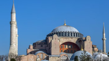 Фотография к новости: В Стамбуле задержали туристов за провокацию в Айя-Софии