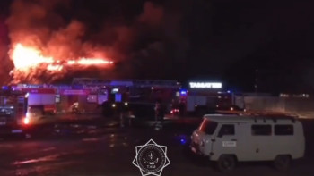 Фотография к новости: Крупный пожар охватил банный комплекс в Семее