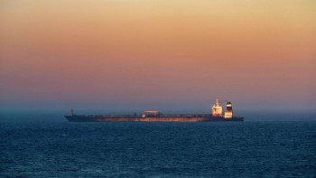 Фотография к новости: Иранский супертанкер прошел через Ормузский пролив несмотря на блокаду США