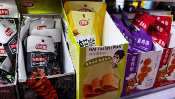 Фотография к новости: Сомнительный состав: насколько вредны китайские снеки, заполонившие магазины