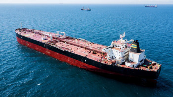 Фотография к новости: В Персидском заливе скопились тысячи судов с нефтью из-за ситуации в Ормузском проливе