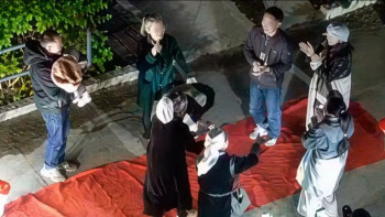 Фотография к новости: В Актау жильцов оштрафовали за ночной юбилей с «красной дорожкой» во дворе