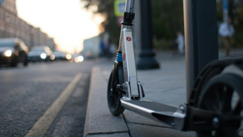 Фотография к новости: В Алматы самокатчик сбил девушку и скрылся