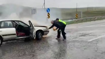 Фотография к новости: Полицейские потушили загоревшийся автомобиль в области Жетысу