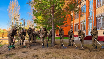 Фотография к новости: Нацгвардейцы вышли на экоакцию в центре «Шарапат» в Астане