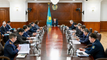 Фотография к новости: Олжас Бектенов провёл совещание МВК по внедрению принципа «Закон и порядок»