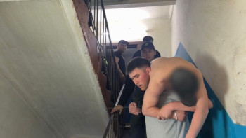 Фотография к новости: Сотрудники СОБРа сняли мужчину с крыши многоэтажки в Усть-Каменогорске