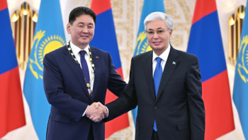 Фотография к новости: Касым-Жомарт Токаев наградил Ухнаагийна Хурэлсуха орденом «Алтын Қыран»