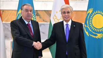 Фотография к новости: Токаев провел встречу с Рахмоном в Астане