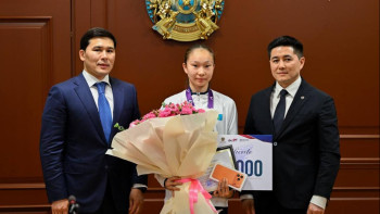 Фотография к новости: Ербол Мырзабосынов поздравил призёров юниорского ЧМ по таеквондо в Узбекистане