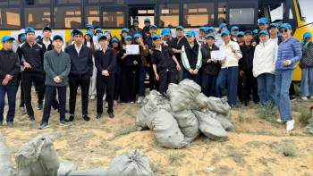 Фотография к новости: Школьники и волонтёры очистили берега Сырдарьи от мусора