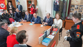 Фотография к новости: Московским школьникам подарили книги о Казахстане