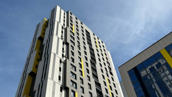 Фотография к новости: Забравшийся на крышу ЖК Коркем-3 в Астане парень получил 10 суток