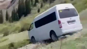 Фотография к новости: Спасатели вытащили микроавтобус, сорвавшийся со склона в Кольсайском нацпарке