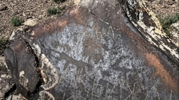 Фотография к новости: В Мангистау вандалы повредили древние петроглифы
