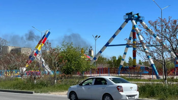 Фотография к новости: В парке Актау загорелась прокатная детская машинка