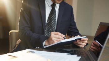 Фотография к новости: Юристы, бухгалтеры, переводчики: кто первым попадает под удар ИИ?