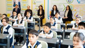 Фотография к новости: Аида Балаева ознакомилась с проектом TopIQ Smart Class в столичной школе