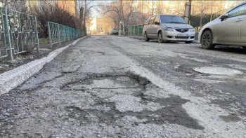 Фотография к новости: Из-за ям грыжи на шинах, стоим в пробках: Разбитые дороги съедают бюджет жителей Семея