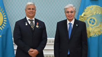 Фотография к новости: Токаев наградил президента FCI за вклад в кинологию
