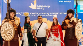 Фотография к новости: Сувениры и тёплый приём: в аэропорту Алматы провели акцию ко Дню единства