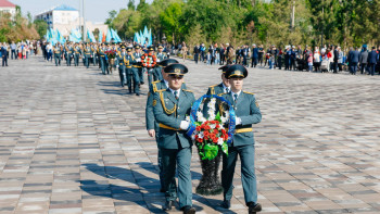 Фотография к новости: Жители Атырау возложили цветы к Вечному огню в День Победы