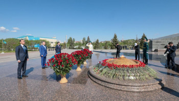 Фотография к новости: Олжас Бектенов почтил память погибших в годы войны